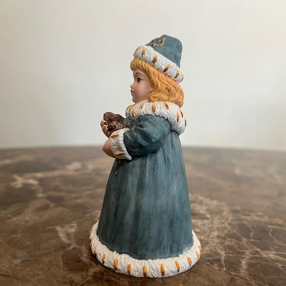 Maud Humphrey Bogart Winter Days Figurine - Picture 5 of 10
